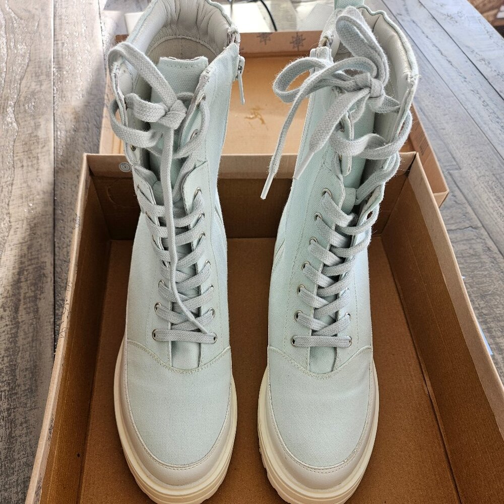 Lace up platform sneaker